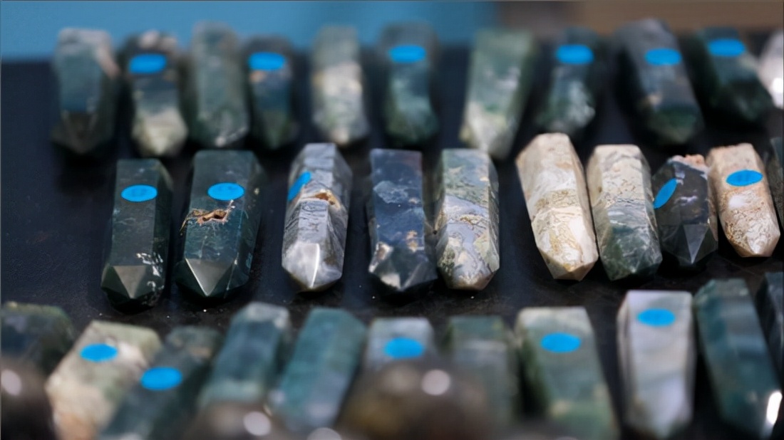 冲破黑暗的小村庄:熬夜卖水晶赢取财富,年销量过亿-东海县