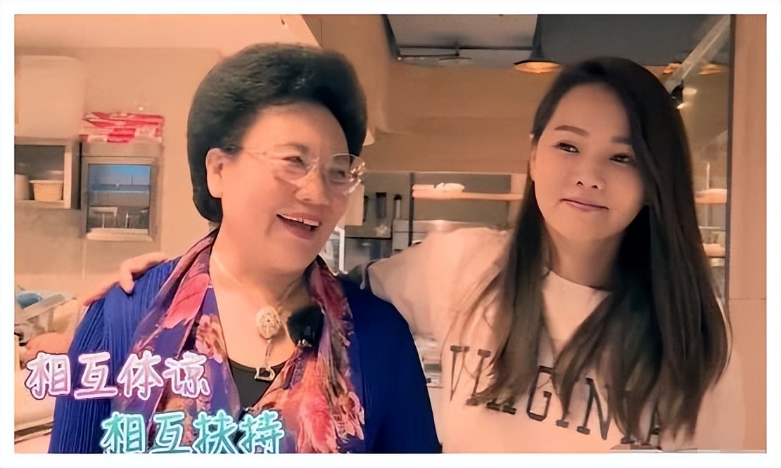 才女伊能静，童年坎坷：被父抛弃、“狗链”栓脖又被逼吃“狗粮”