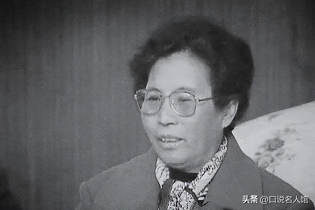 毛主席途经天津，问起狗不理包子取名缘由，一列车员回答引人大笑