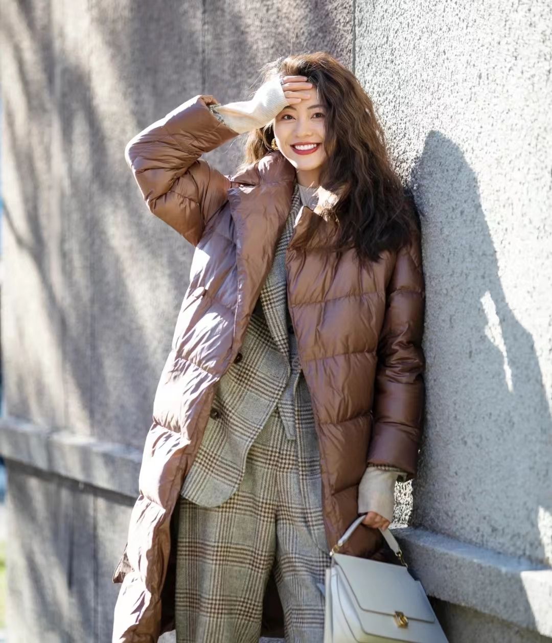 羽绒服毛衣内搭什么好穿,羽绒服敞开穿露出内搭更显层次感