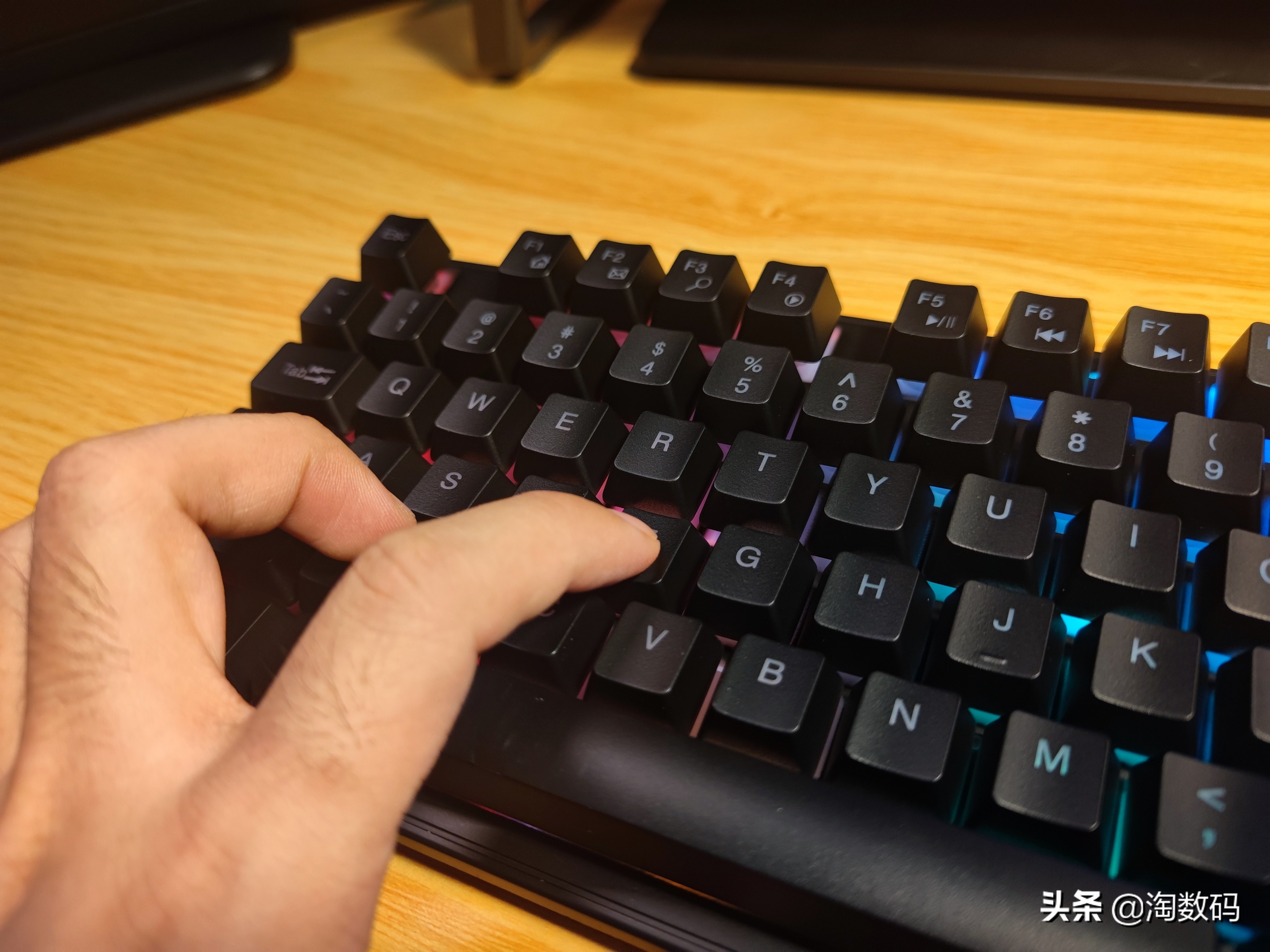 红轴rgb灯机械键盘推荐100元以内,50元的青轴游戏机械键盘推荐