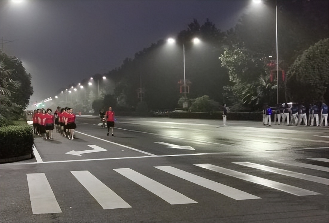 暴走团踢护栏后续,暴走团变打砸团