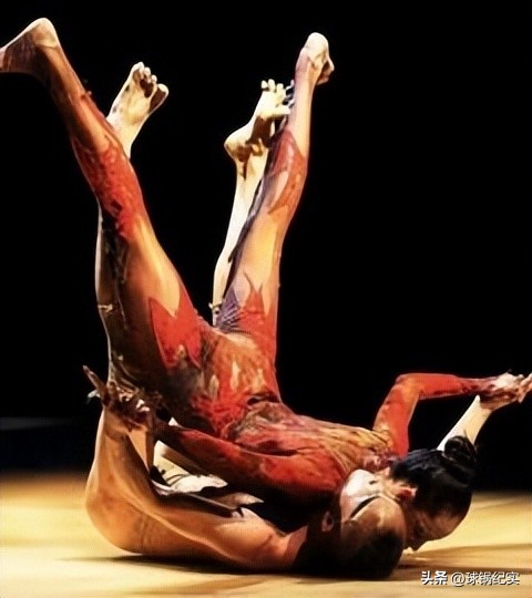 女舞者摸*体下**风波发酵!男舞者露臀几乎全裸,允许儿童观看遭质疑