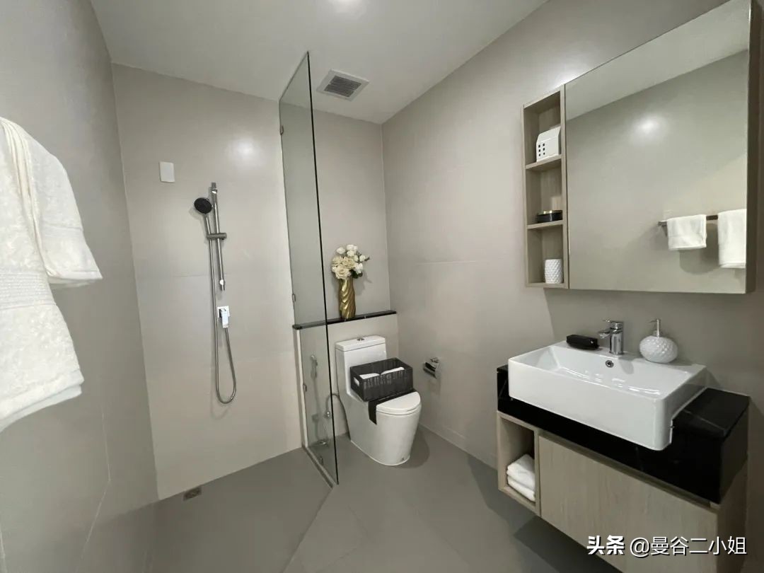 只要100多万的泰国三层别墅，6米挑高玻璃窗，比千万豪宅还大气