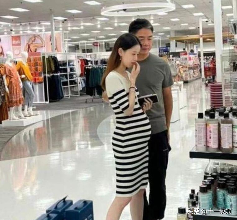 章泽天和刘强东甜蜜照曝光,刘强东章泽天挽手现身