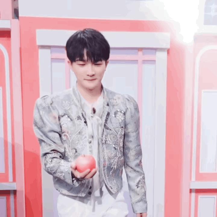 看周深录制现场,看周深最近歌曲反应视频