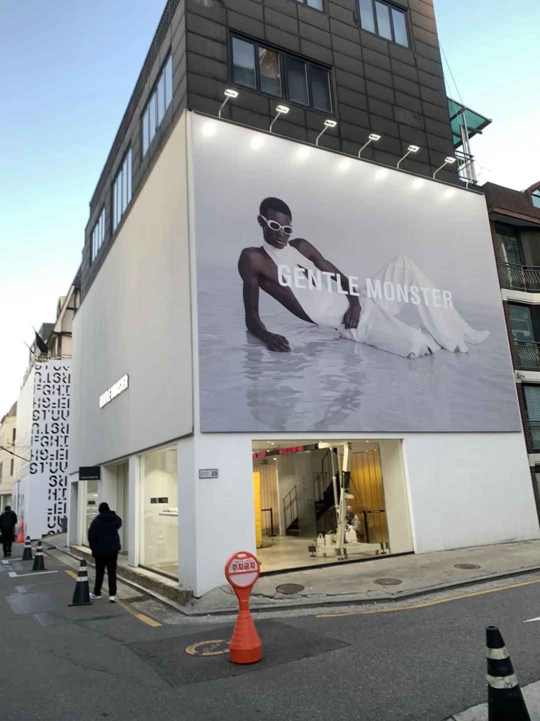 韩国年轻人喜欢去哪里买衣服,韩国年轻人喜欢去哪个国家旅行