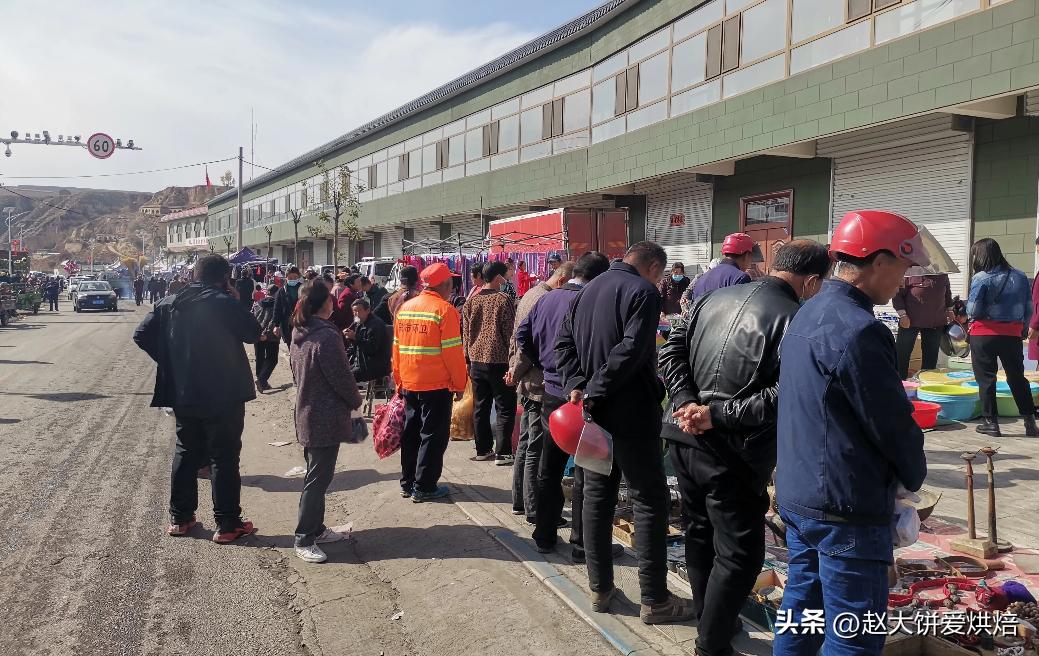 大批“赊酒人”扎堆农村，买酒先交一半钱，来年付尾款，有何猫腻