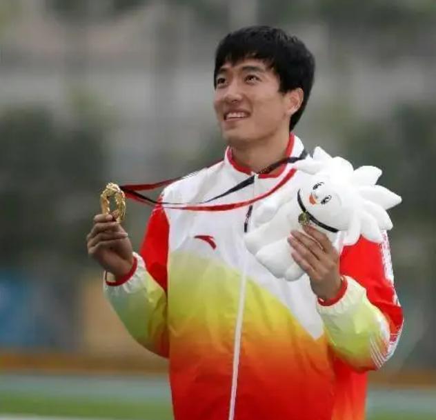 刘翔成为世界冠军的艰苦历程,世界冠军刘翔现在干什么呢