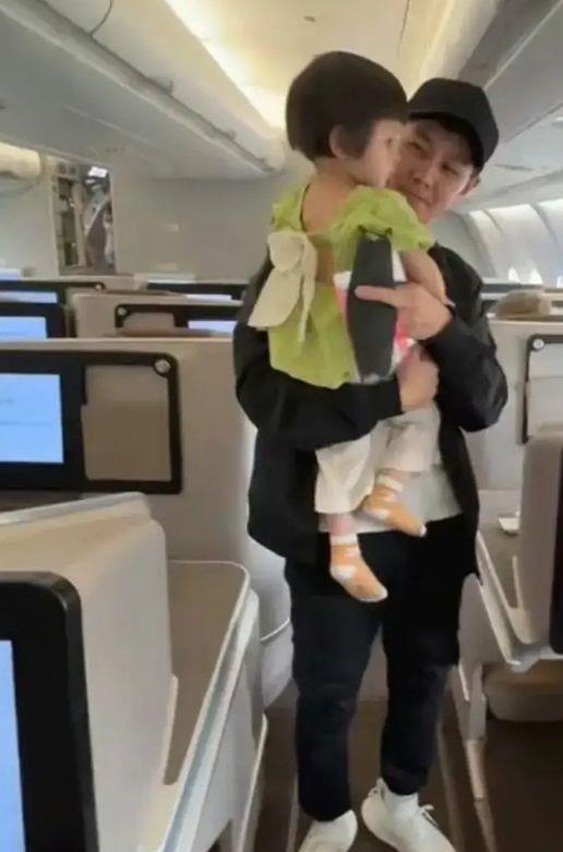 林志颖夫妇惊喜回台北！陈若仪面相、坐姿暗藏秘密？