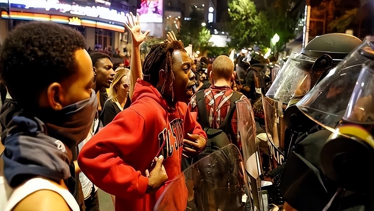 为什么中国人喜欢“窝里横”，到了国外却怂的不敢吱声？