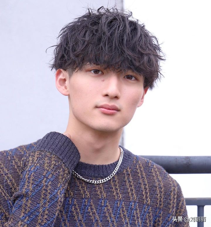 适合微胖男生的纹理烫,男生黑人烫中长造型效果