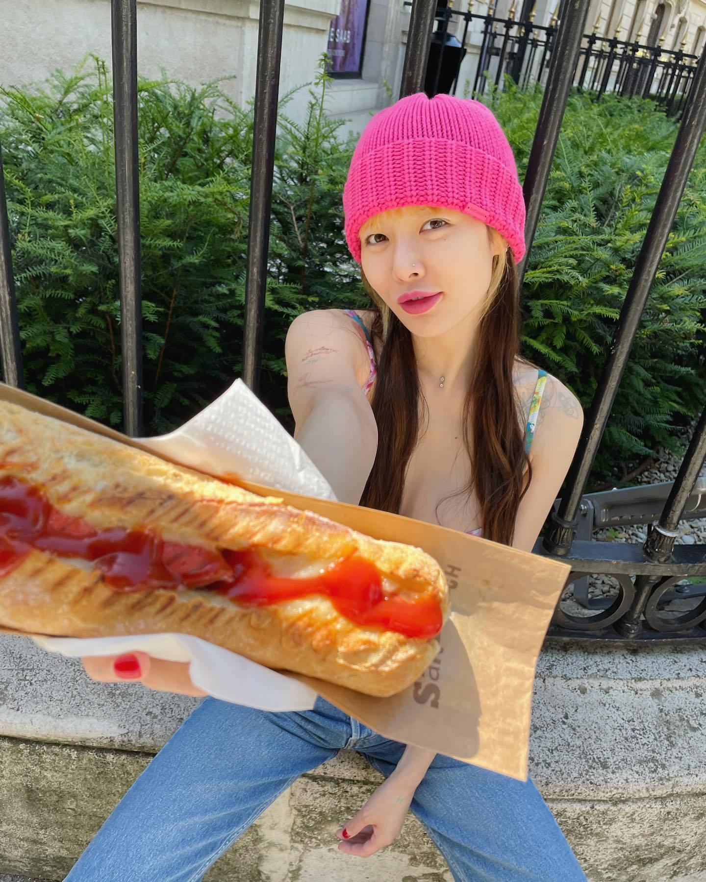 泫雅夏日最新照,泫雅风彩虹针织帽