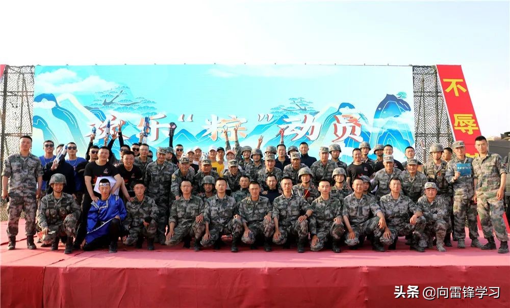 兵哥哥野外驻训训练与生活,兵哥哥在巡逻被围观