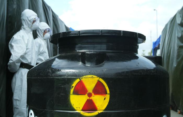 现场直击|裸女大闹颁奖盛典，全身写满字！