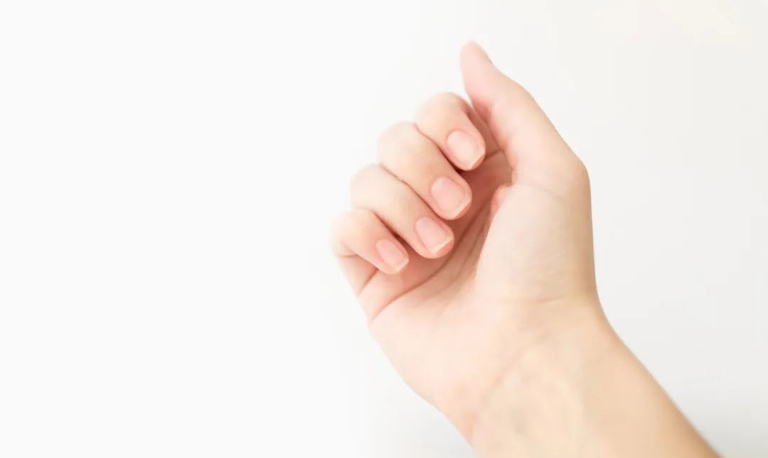 指甲盖出现横纹是什么病,指甲盖上起竖纹白斑是死亡信号