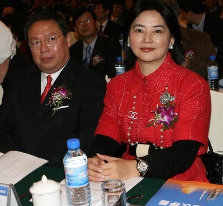 胡慧中黑色连衣裙搭配,胡慧中穿西装短发