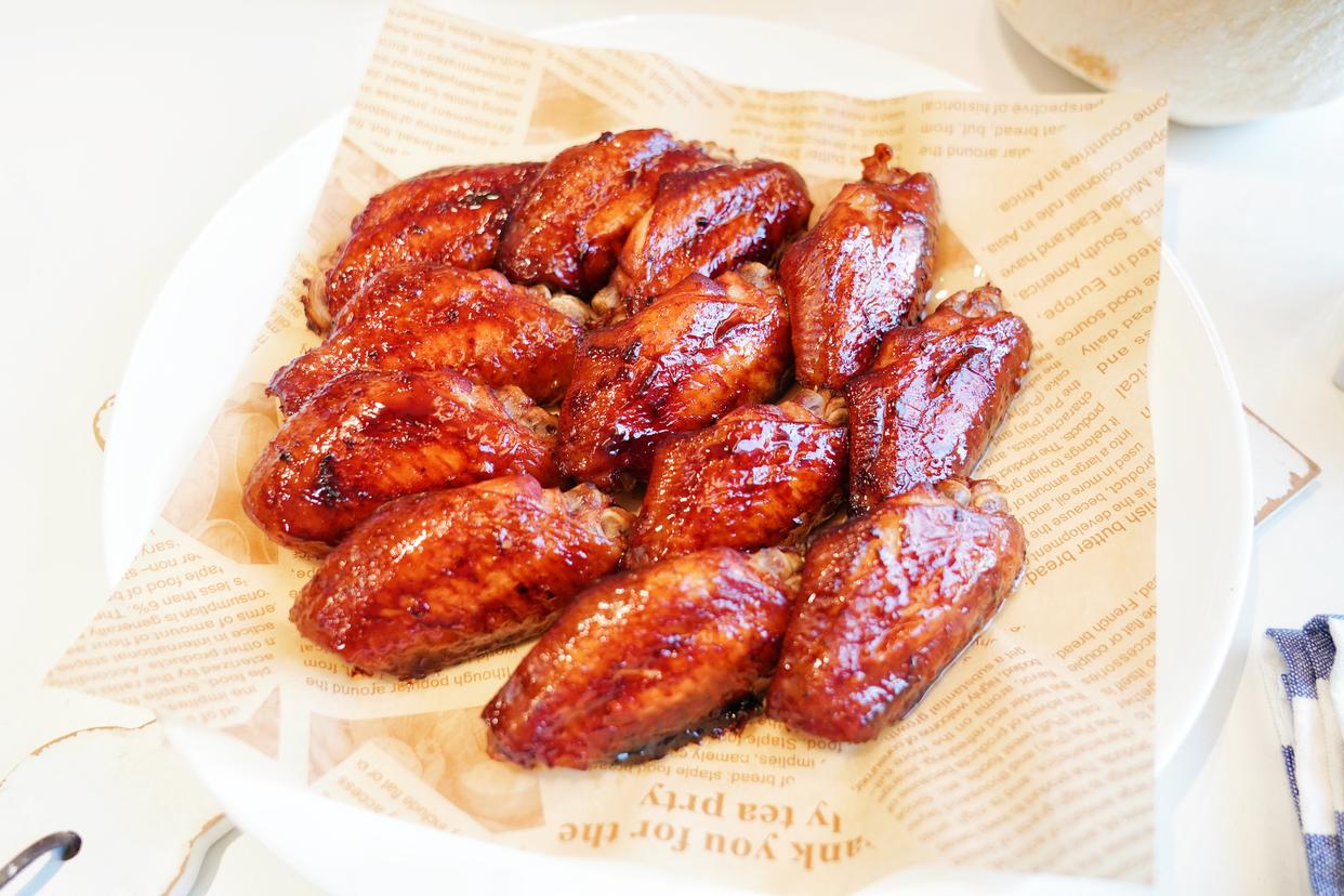 喜欢吃奥尔良烤翅在家就可以做，秘制配方好吃到吮指，价格也便宜