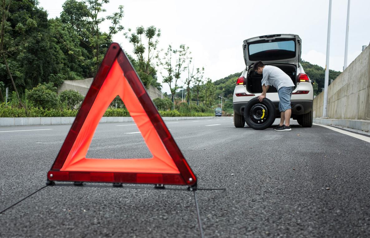 高速路上车坏了找谁修,高速路上车坏了拖车费用
