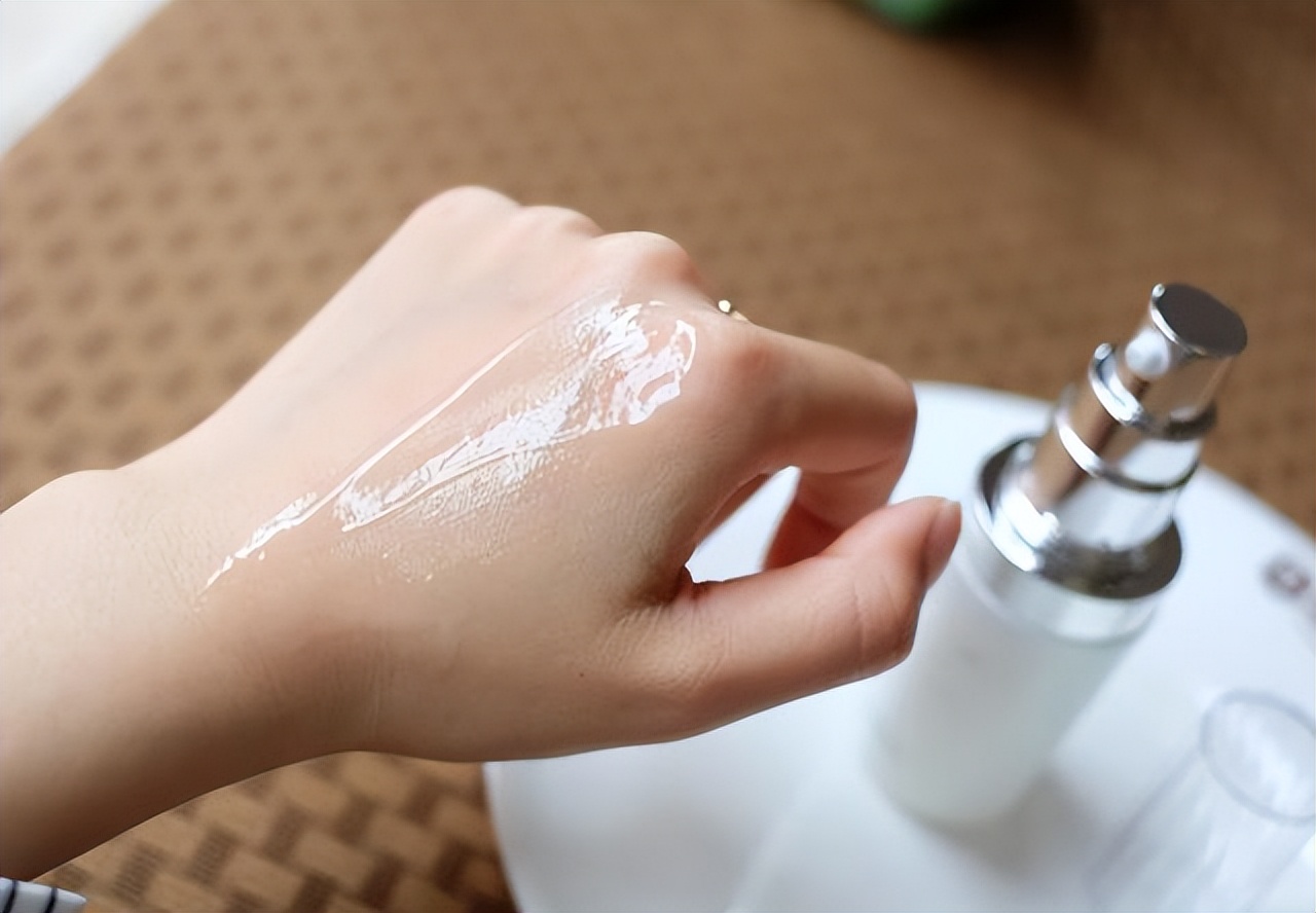 涂抹精华液真的有用吗,涂精华为什么要避开眼周