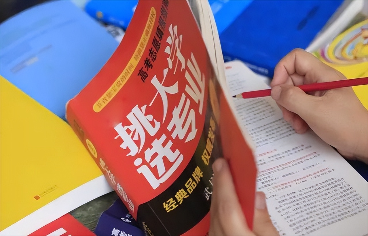 张雪峰怎么看待大学生就业呢,张雪峰学得那么好为什么要换专业