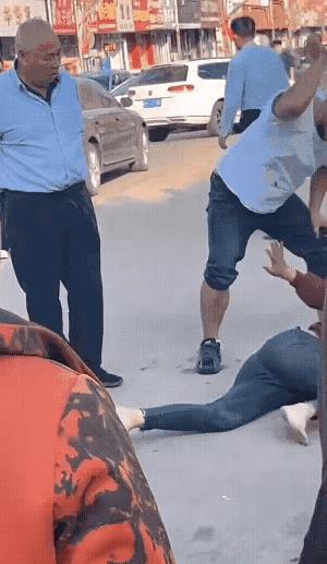 东营男子当街抽打女人后续,成都女子当街鞭打男子后续