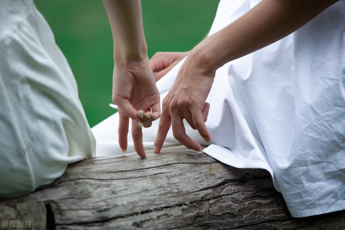 一个人真的会喜欢一个人很久,喜欢一个人真的是只需一瞬间的事