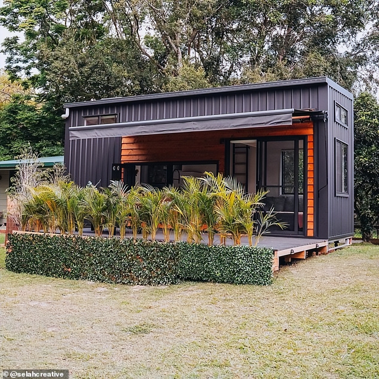 因租房太贵，2年时间，这个4口之家生活在“带轮子”的家中