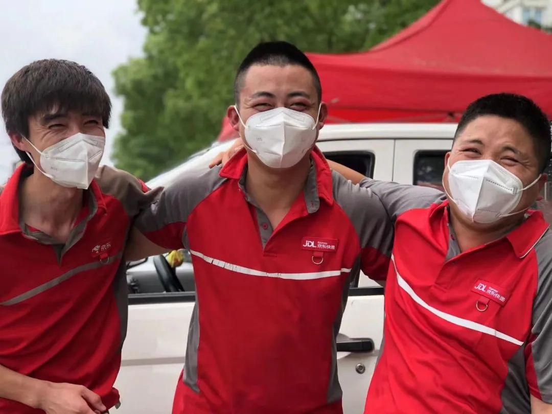 京东3246名快递小哥援沪,援沪快递小哥深夜拿着行李