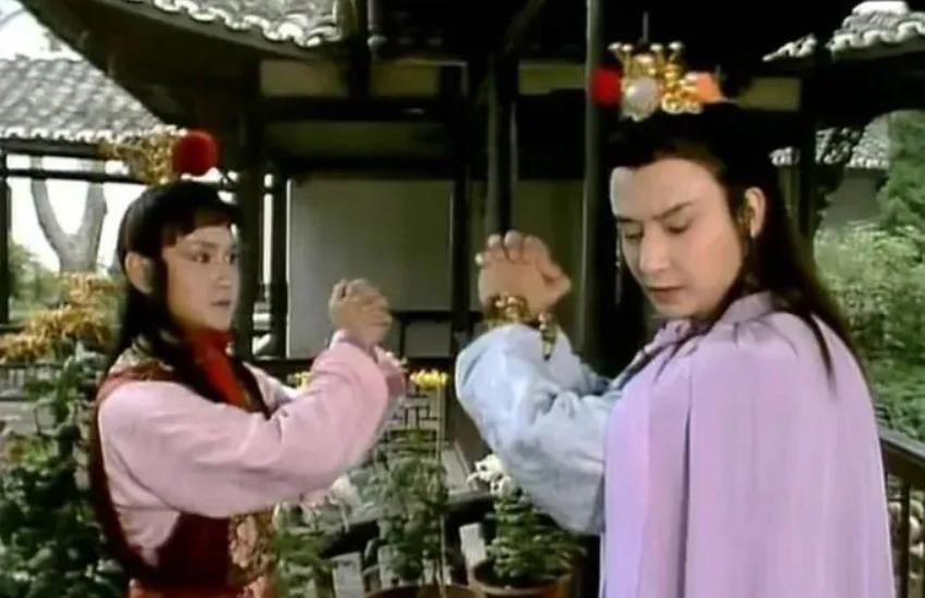 秦可卿每天都要换衣服吗,秦可卿生病是哪一回