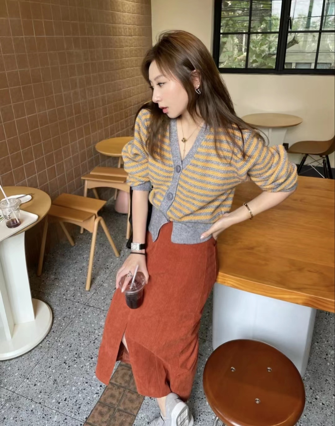 灯芯绒半身裙秋冬怎么搭配,灯芯绒碎花半身裙秋冬