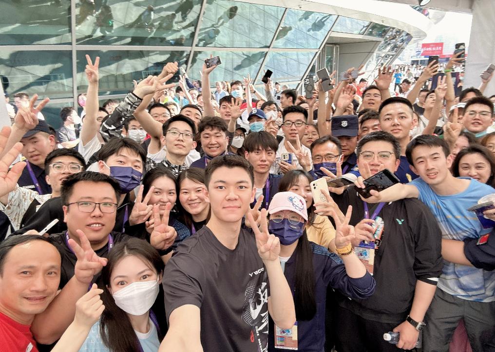 骆建佑李梓嘉换球,李梓嘉骆建佑互动