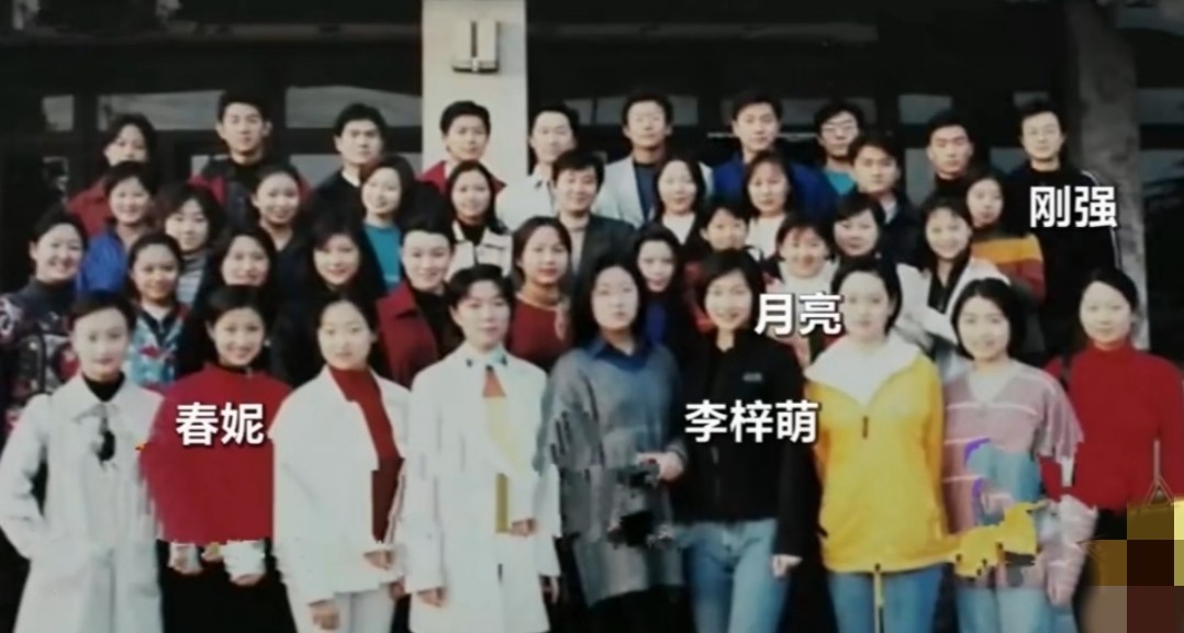 央视新闻主持人李梓萌工作图片,央视主持人李梓萌卖货