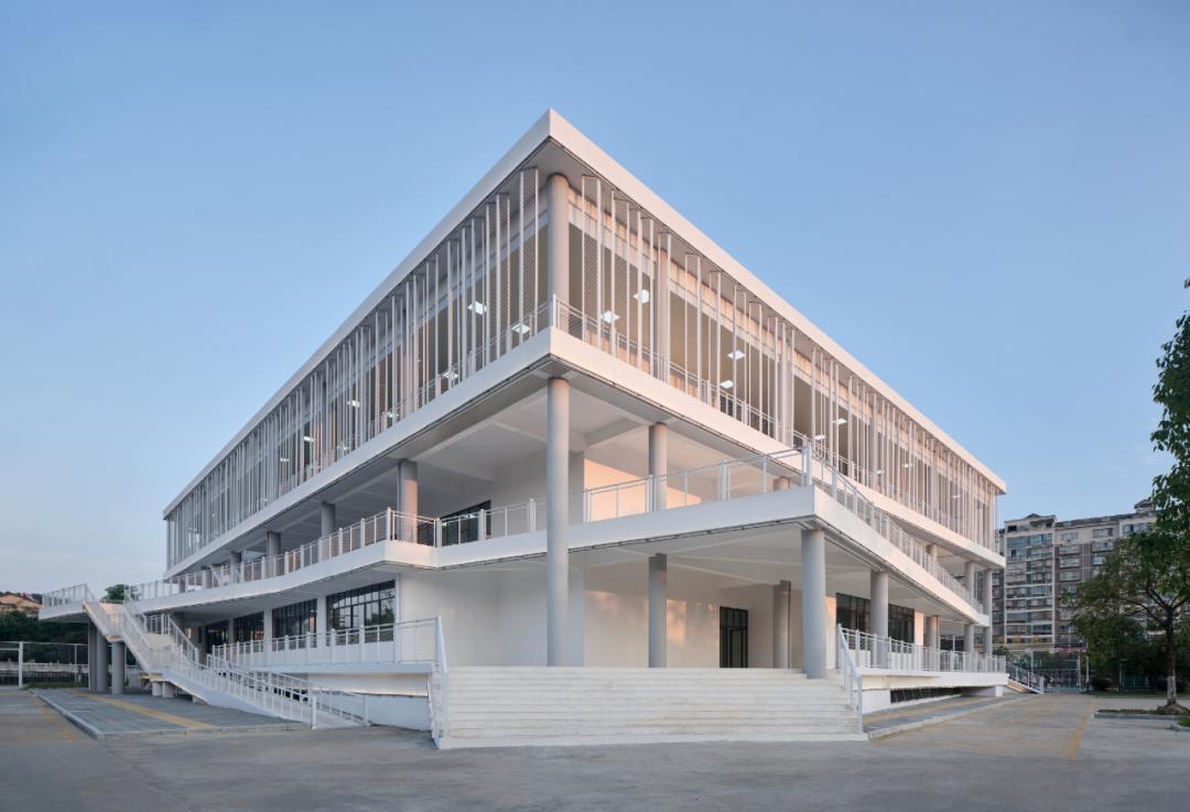 以靠建筑|交叠与转换:宜黄一中综合楼
