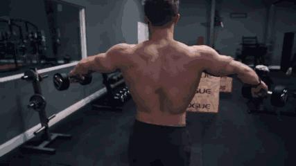 练肩侧平举会练到斜方肌怎么办,练肩最好的训练动作杠铃