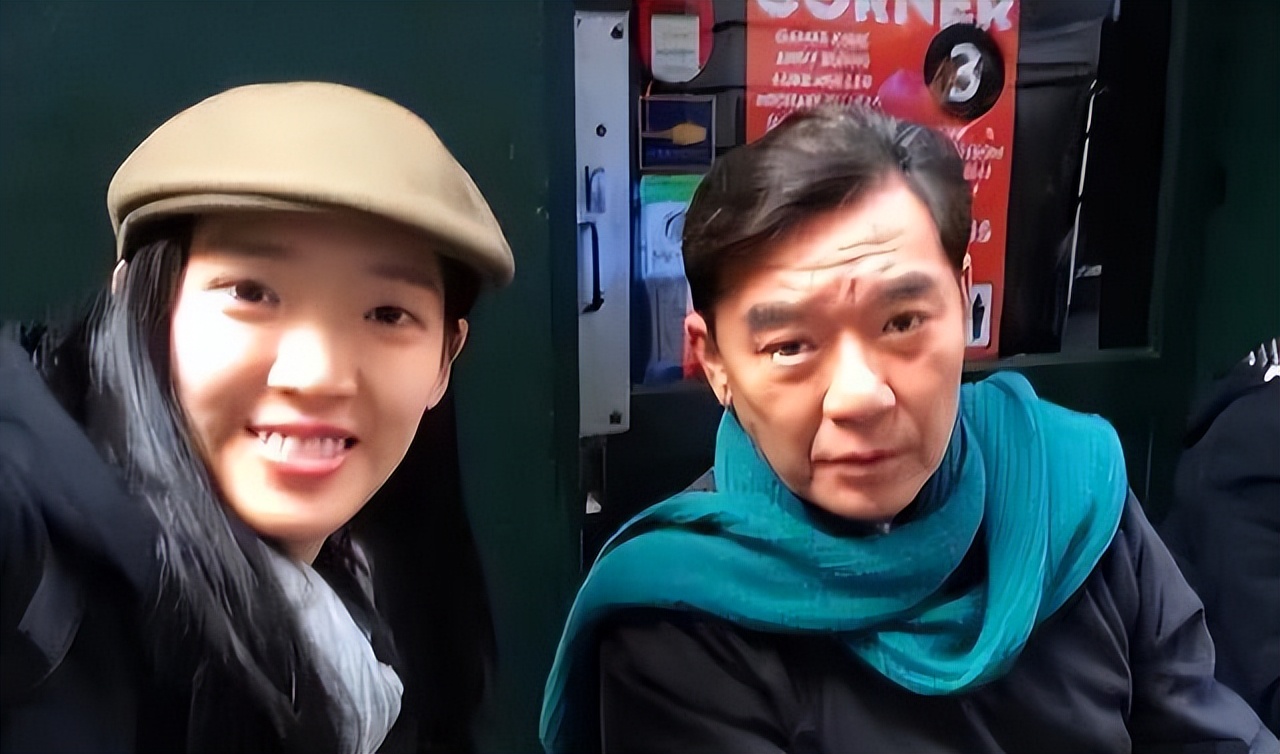 李立群32岁女儿,长得白白净净,与黑人大哥恋爱,同框合照没法看