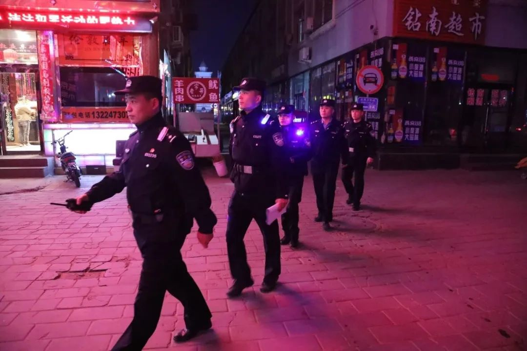 公安在岗守护一方平安,我在岗位上五一我在岗公安不打烊