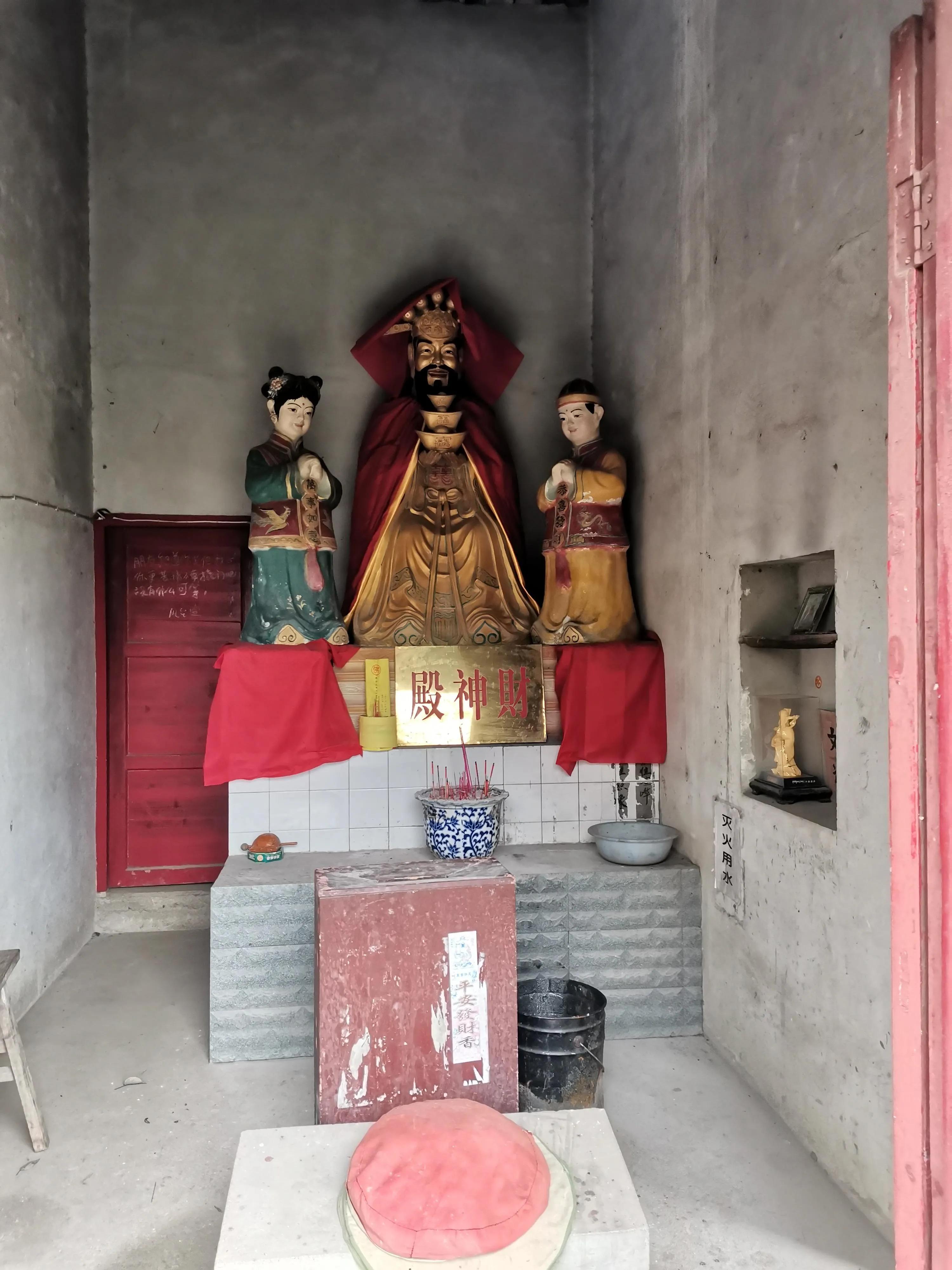 凤凰台上悬明月，同照今人与故人