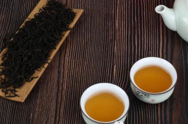 入秋喝红茶还是绿茶好呢,绿茶和红茶究竟有什么区别呢