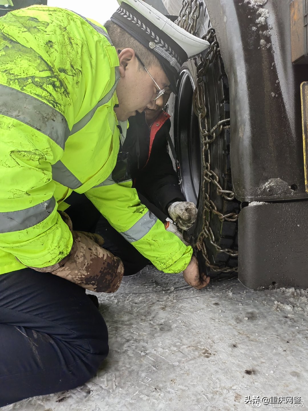 抗疫情战冰雪,抗击疫情警徽闪耀交警征文