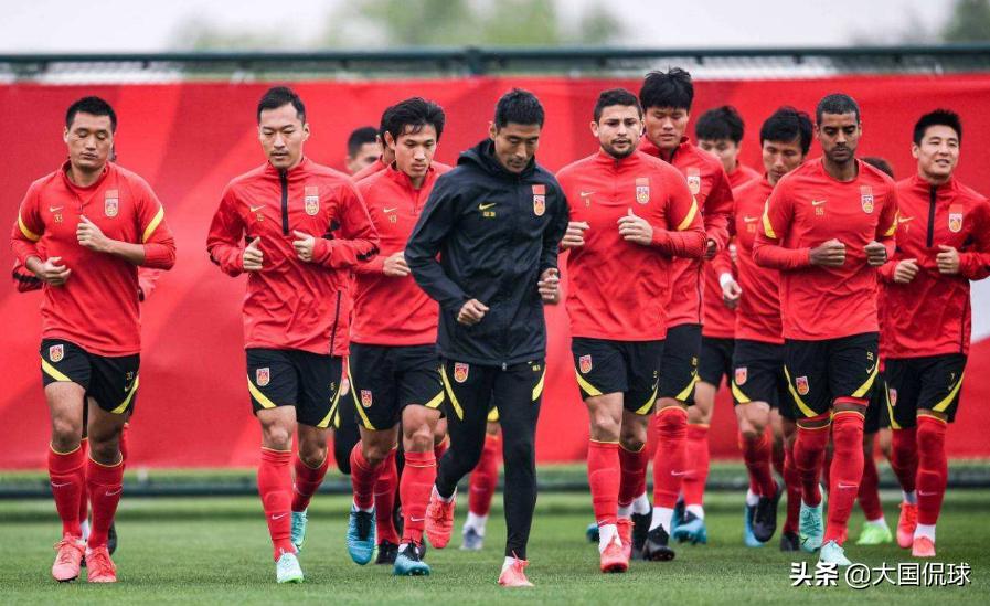 不满降薪糊涂了，有国脚被曝威胁要去东南亚踢球，李璇最新发声