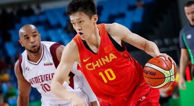 世预赛中国男篮胡明轩关键三分,胡明轩王哲林国家队比赛