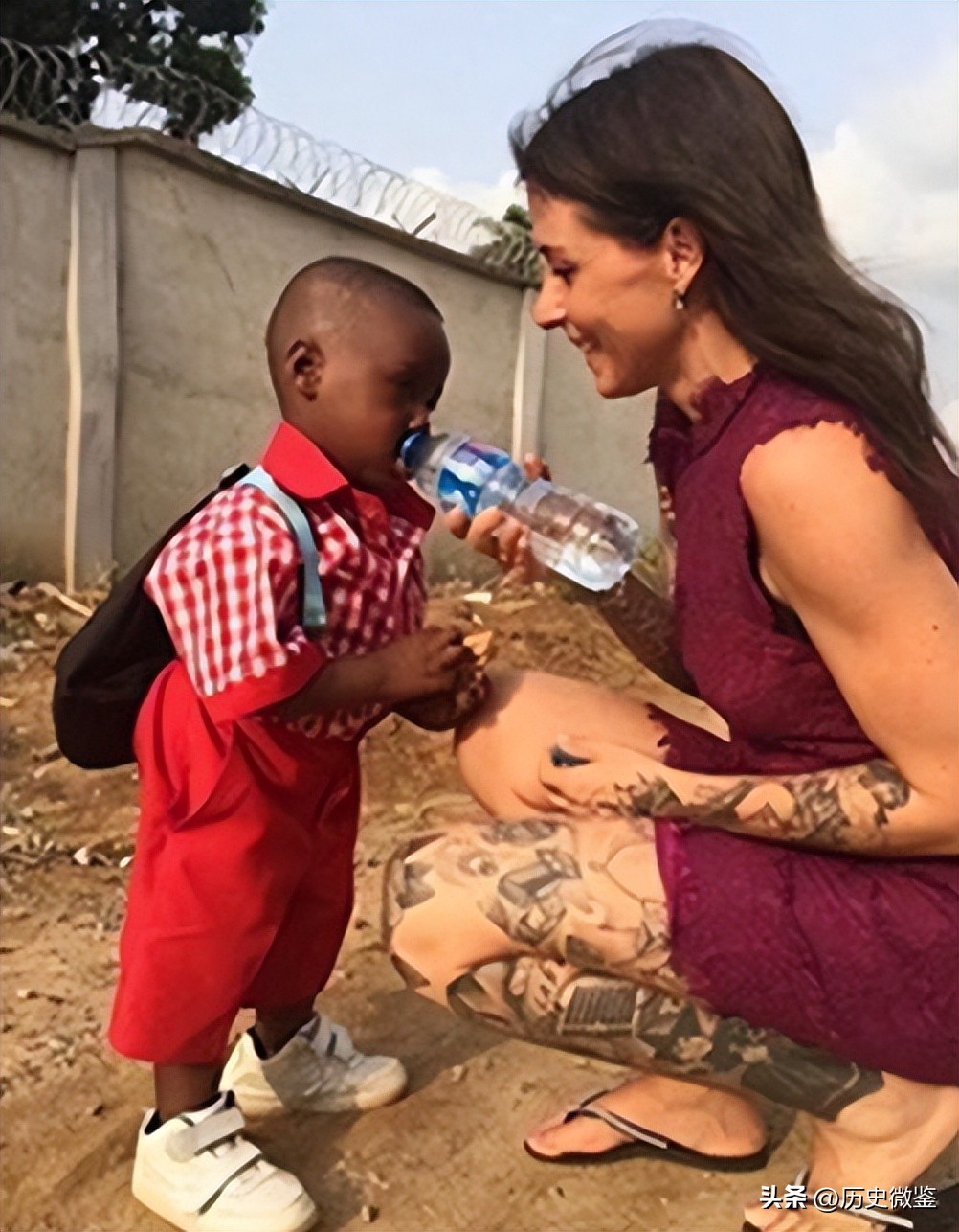 2016年，非洲男孩向白人美女讨水喝走红网络，男孩后来怎么样了？