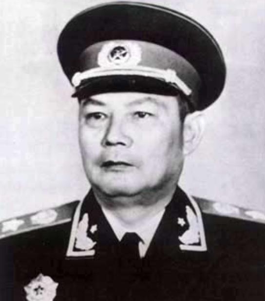 1949年，众人力劝毛主席搬进中南海，毛主席：我不搬，我不做皇帝