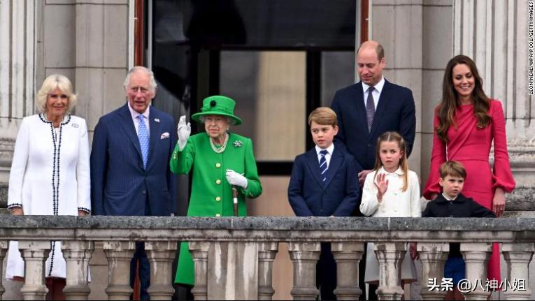 85岁平民王后替夫出席公务，大牌不断，婚姻竟然是欧洲最美满的？