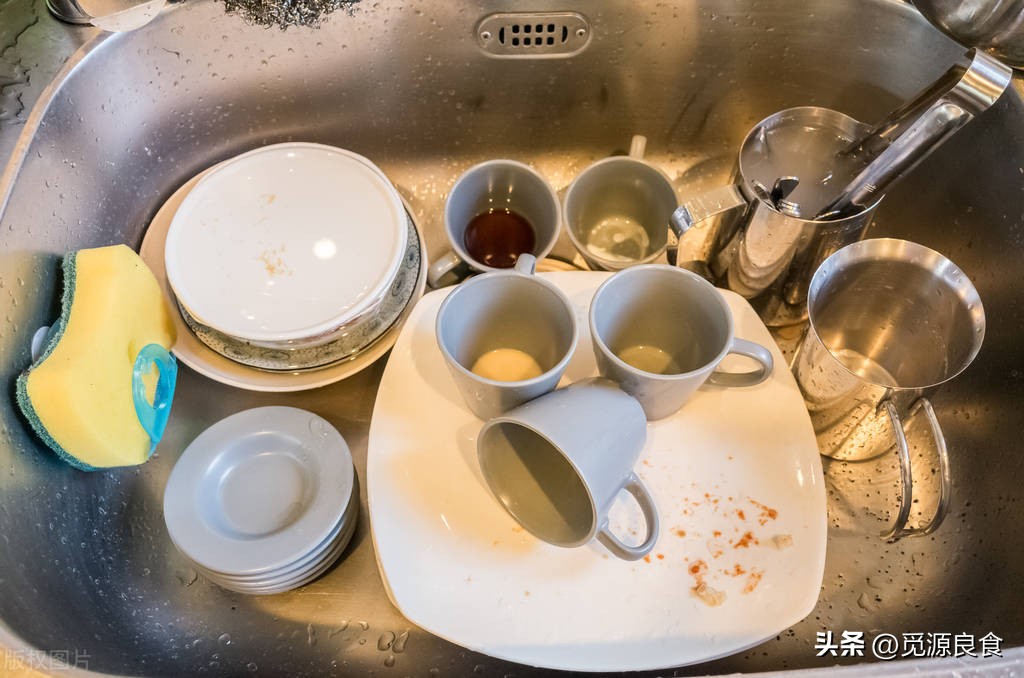 这样洗碗等于在培养细菌,这5种洗碗方式等于“吃毒”