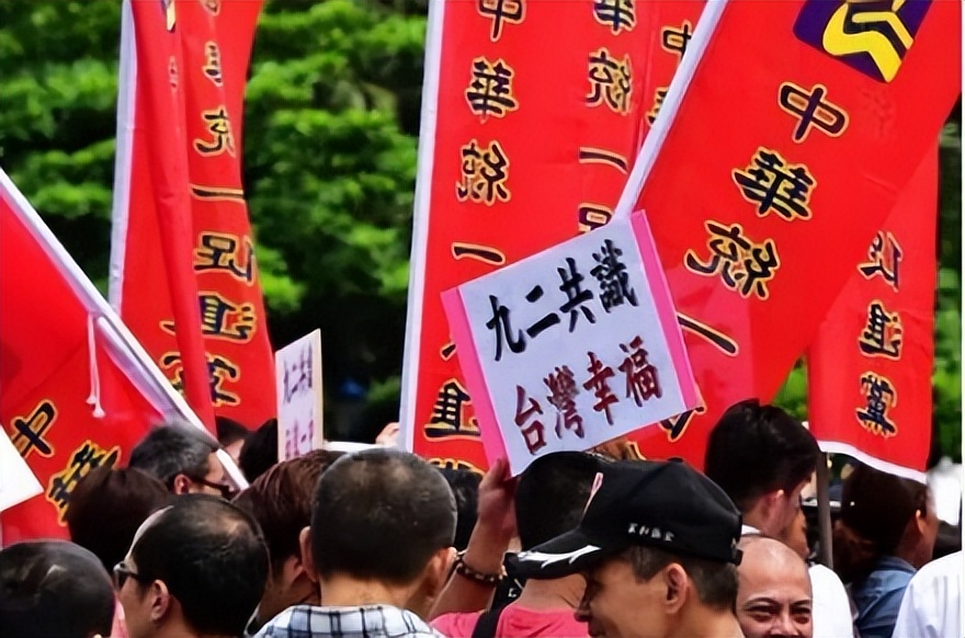 6月3日消息：美军机抵近山东舰，歼16没给歼15机会，与美机拼*刀刺**