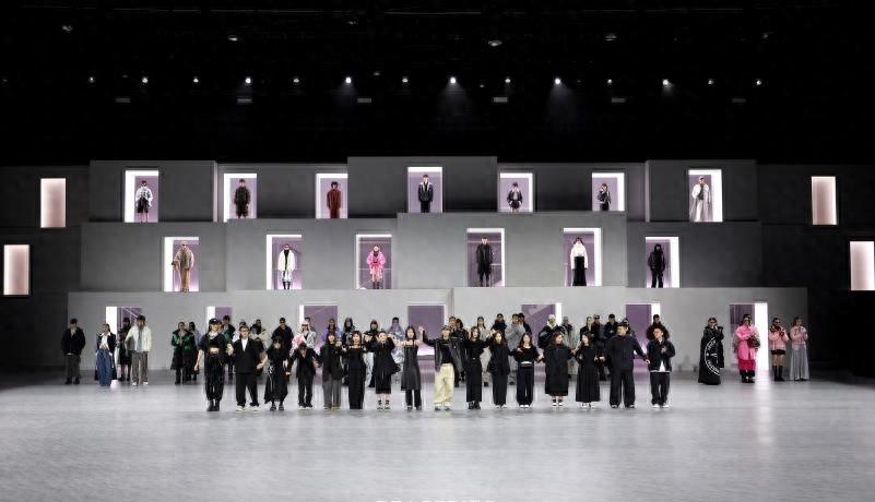 太平鸟镂空最新款,绒爱服饰