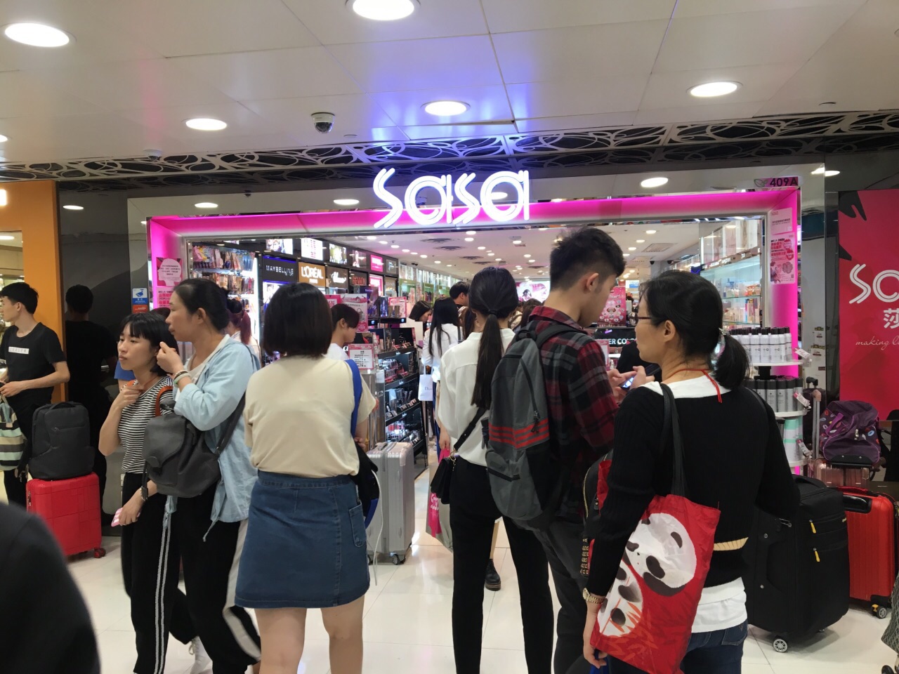 百亿代购产业不火了？香港百货营收下降52%，内地游客不买单了？