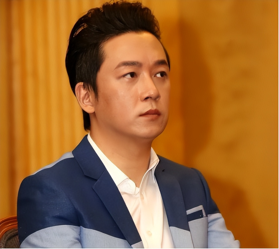 董洁身穿瑜伽裤亮相直播间,43岁董洁穿瑜伽服直播带货视频